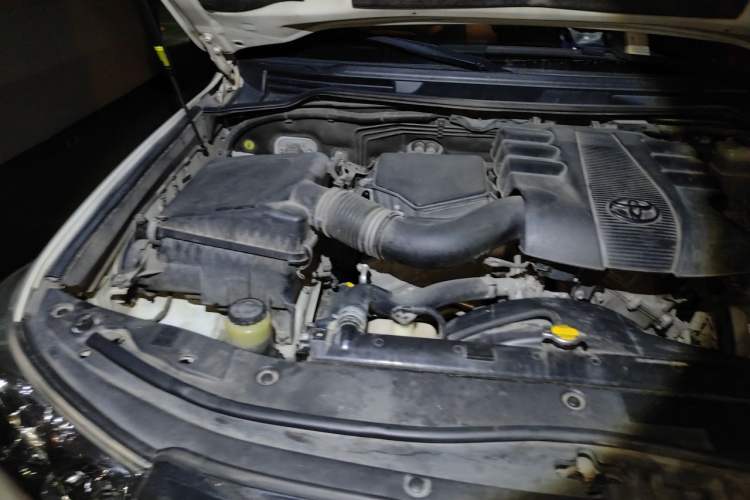 Used Toyota Land Cruiser 2012 4.0L Automatic GX-R Engine Bay Right