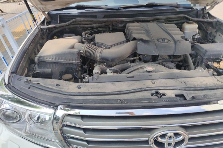 Used Toyota Land Cruiser 2012 4.0L Automatic VX Engine Bay Right