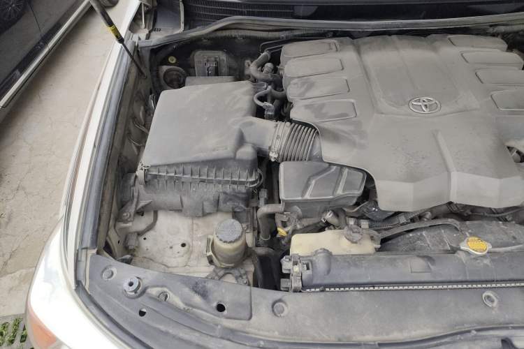 Used Toyota Land Cruiser 2012 4.6L Automatic VX-R Engine Bay Right