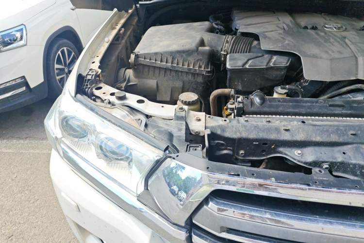 Used Toyota Land Cruiser 2012 4.6L Automatic VX Engine Bay Right