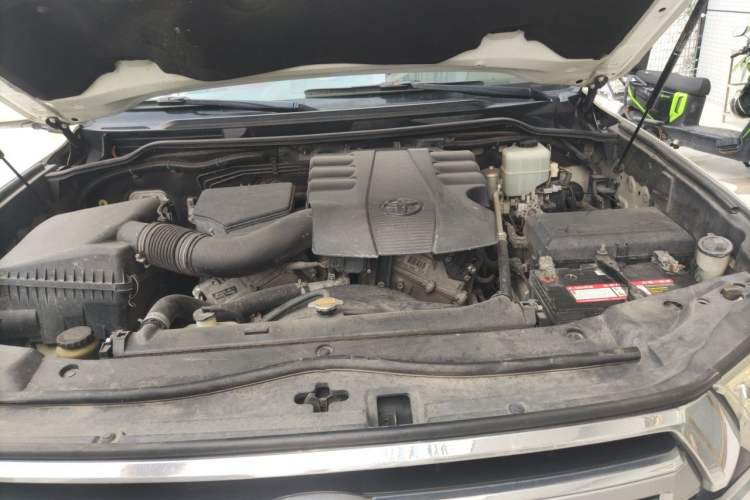 Used Toyota Land Cruiser 2012 4.0L Automatic GX-R Engine Bay