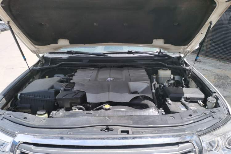 Used Toyota Land Cruiser 2012 4.6L Automatic VX Engine Bay