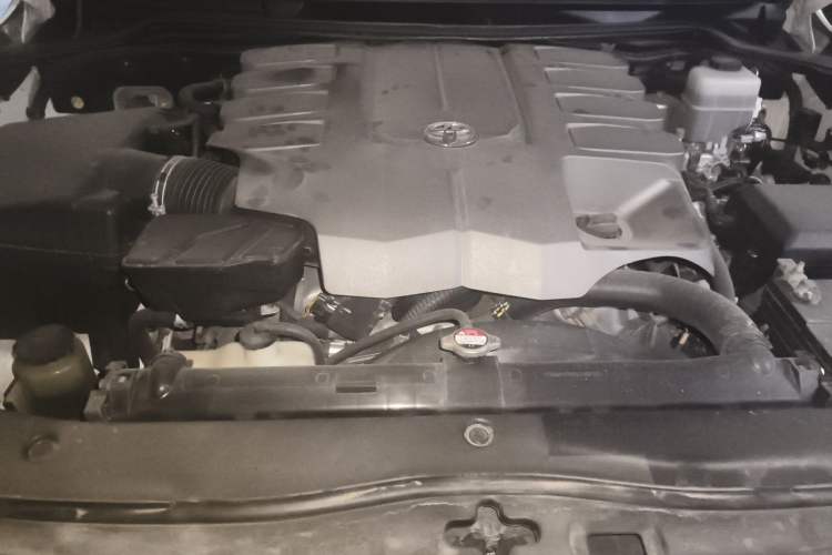 Used Toyota Land Cruiser 2012 4.6L Automatic VX-R Engine Bay