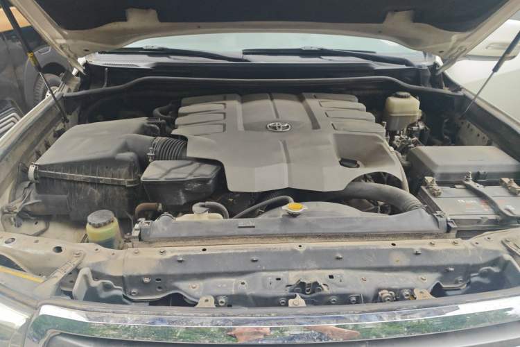 Used Toyota Land Cruiser 2012 4.6L Automatic VX-R Engine Bay