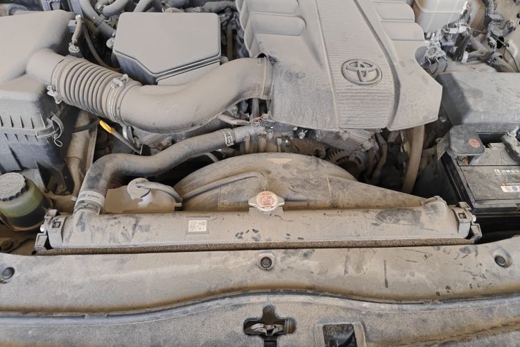 Used Toyota Land Cruiser 2012 4.0L Automatic VX Engine Bay