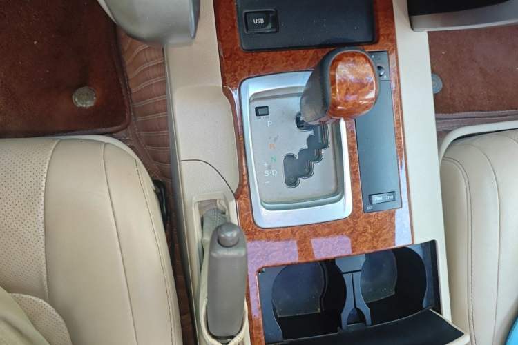 Used Toyota Land Cruiser 2012 4.0L Automatic VX Gear Lever
