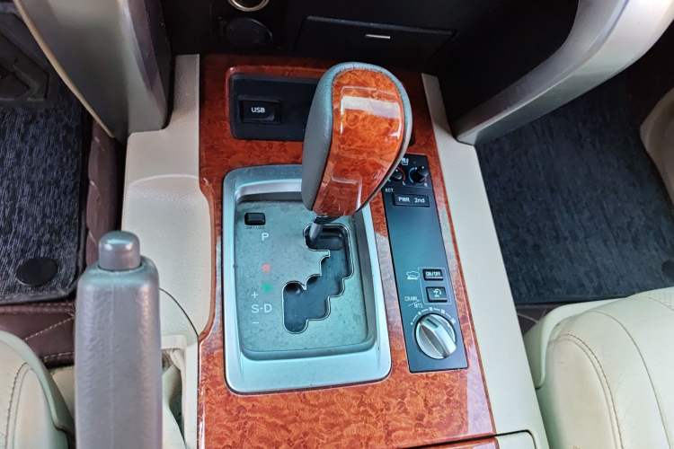 Used Toyota Land Cruiser 2012 4.6L Automatic VX-R Gear Lever