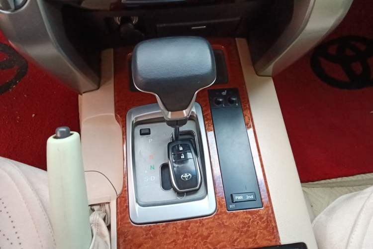 Used Toyota Land Cruiser 2012 4.0L Automatic VX Gear Lever
