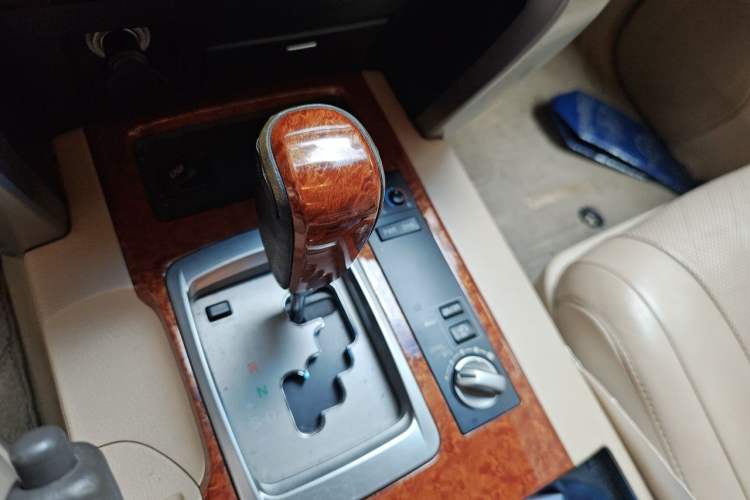 Used Toyota Land Cruiser 2012 4.6L Automatic VX-R Gear Lever