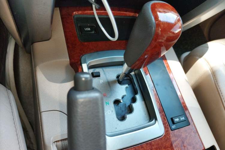 Used Toyota Land Cruiser 2012 4.0L Automatic VX Gear Lever