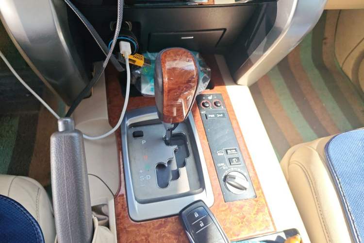 Used Toyota Land Cruiser 2012 4.6L Automatic VX Gear Lever