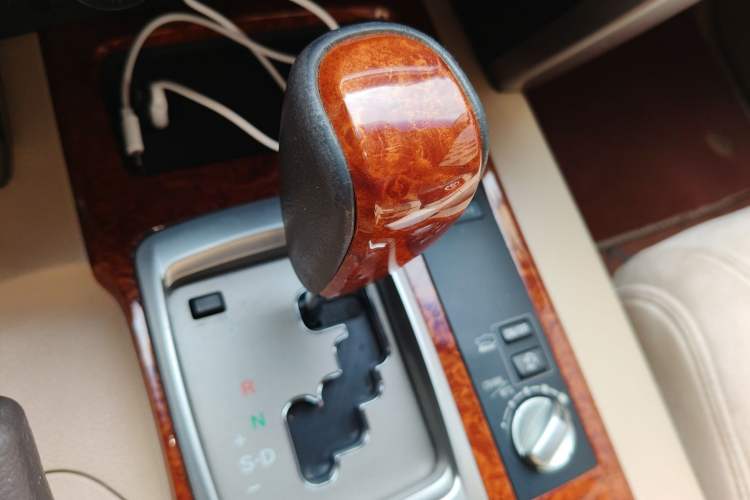 Used Toyota Land Cruiser 2012 4.6L Automatic VX-R Gear Lever