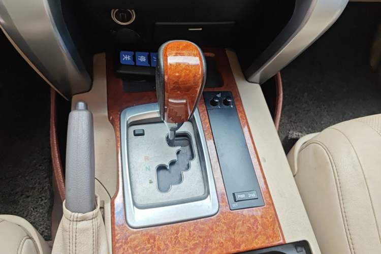 Used Toyota Land Cruiser 2012 4.0L Automatic VX Gear Lever