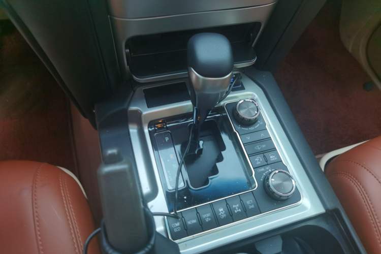 Used Toyota Land Cruiser 2012 4.0L Automatic VX Gear Lever