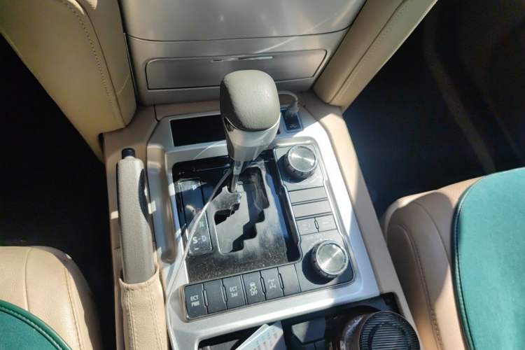 Used Toyota Land Cruiser 2012 4.0L Automatic VX Gear Lever