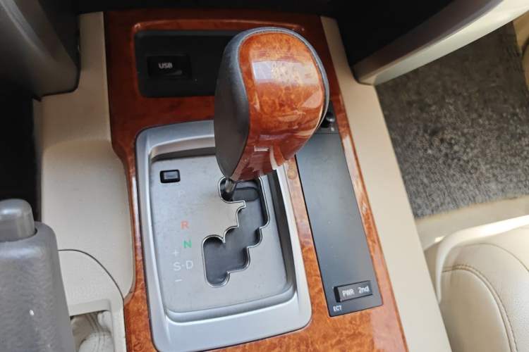 Used Toyota Land Cruiser 2012 4.0L Automatic VX Gear Lever