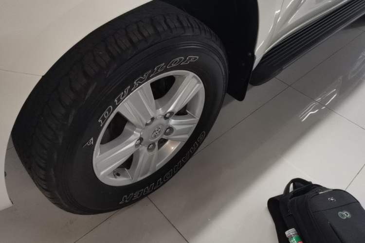 Used Toyota Land Cruiser 2012 4.0L Automatic VX Left Front Wheel Hub
