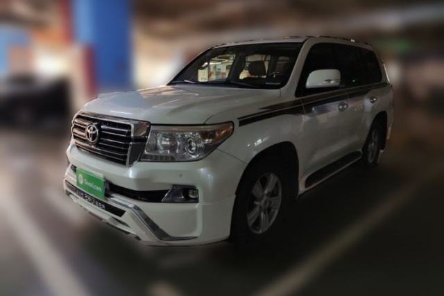 Używany Toyota Land Cruiser Toyota Land Cruiser, parallel import, 4.0-liter automatic GX-R. Spare tire mounted on the rear door, no sunroof or refrigerator, automatic transmission, five seats.