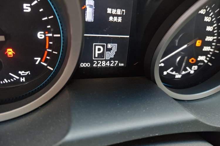 Used Toyota Land Cruiser 2012 4.6L Automatic VX-R Odometer Close Up