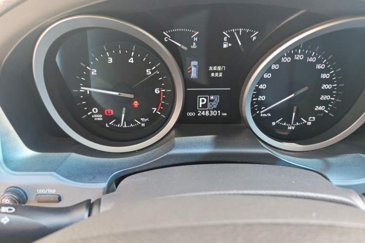 Used Toyota Land Cruiser 2012 4.6L Automatic VX Odometer Close Up