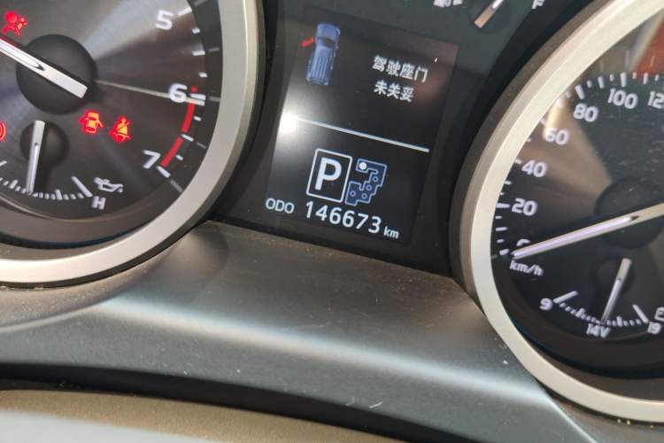 Used Toyota Land Cruiser 2012 4.6L Automatic VX-R Odometer Close Up