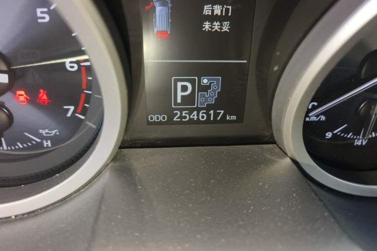 Used Toyota Land Cruiser 2012 4.6L Automatic VX-R Odometer Close Up
