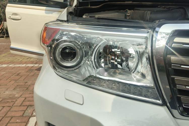 Used Toyota Land Cruiser 2012 4.0L Automatic VX Right Front Headlight