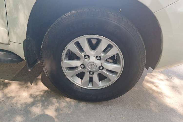 Used Toyota Land Cruiser 2012 4.0L Automatic VX Right Front Wheel Hub