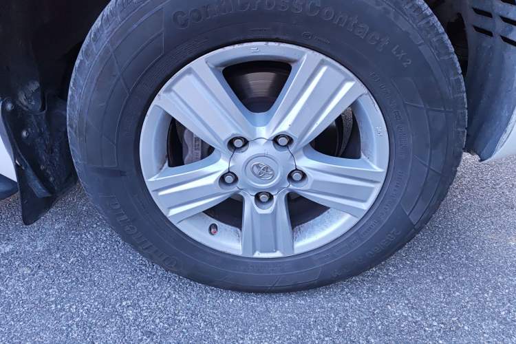 Used Toyota Land Cruiser 2012 4.6L Automatic VX-R Right Front Wheel Hub