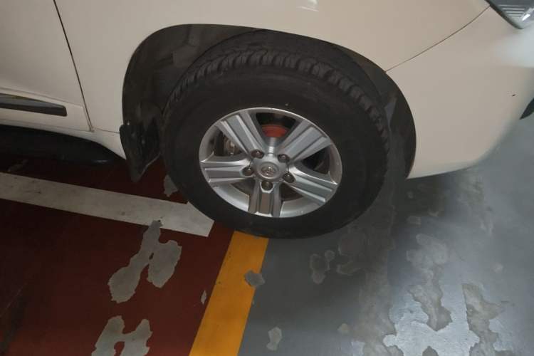 Used Toyota Land Cruiser 2012 4.6L Automatic VX-R Right Front Wheel Hub
