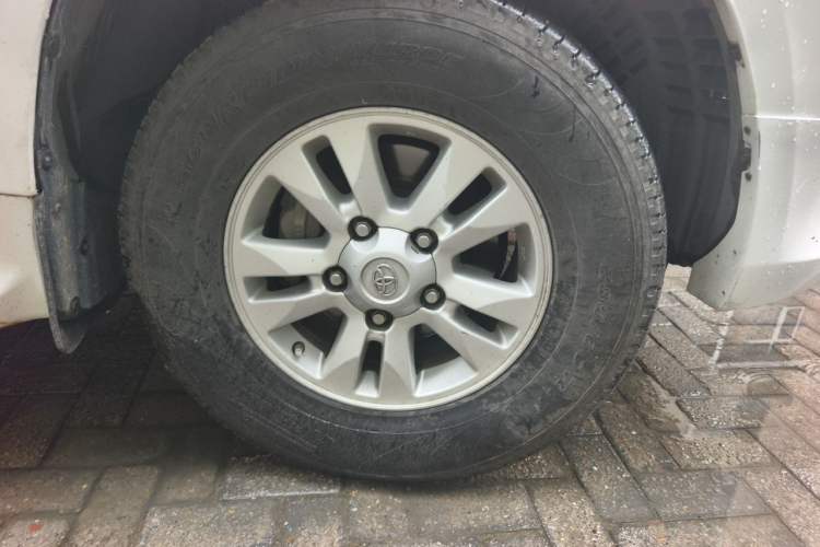 Used Toyota Land Cruiser 2012 4.0L Automatic VX Right Front Wheel Hub