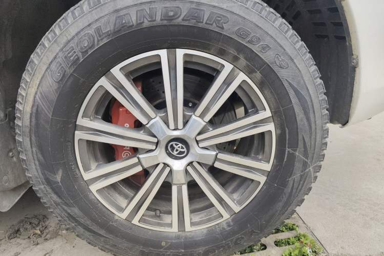 Used Toyota Land Cruiser 2012 4.6L Automatic VX-R Right Front Wheel Hub