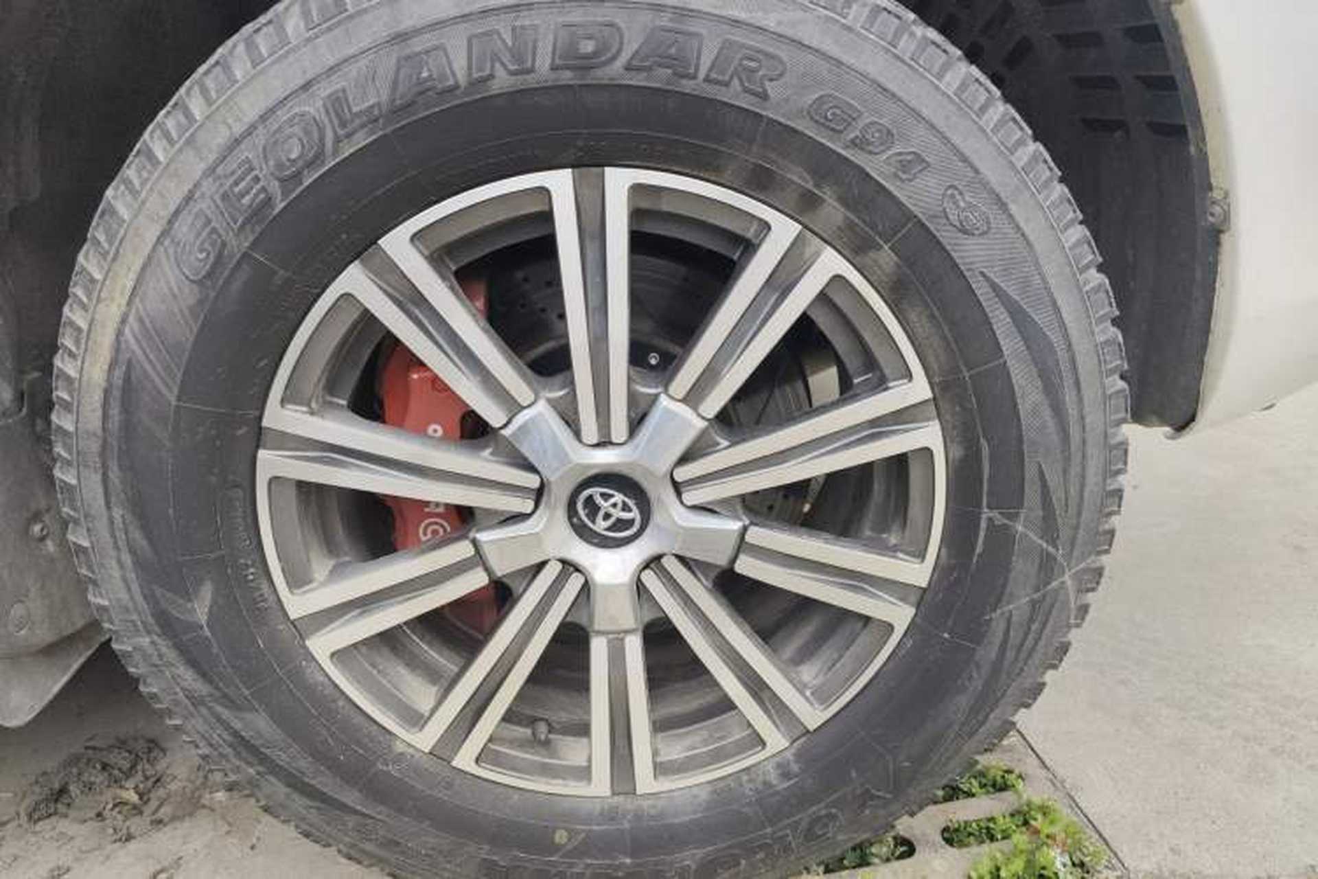 Used Toyota Land Cruiser 2012 4.6L Automatic VX-R Right Front Wheel Hub