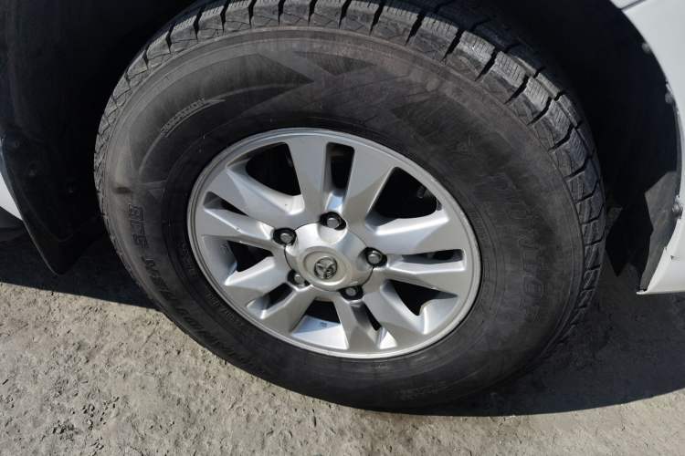 Used Toyota Land Cruiser 2012 4.0L Automatic VX Right Front Wheel Hub