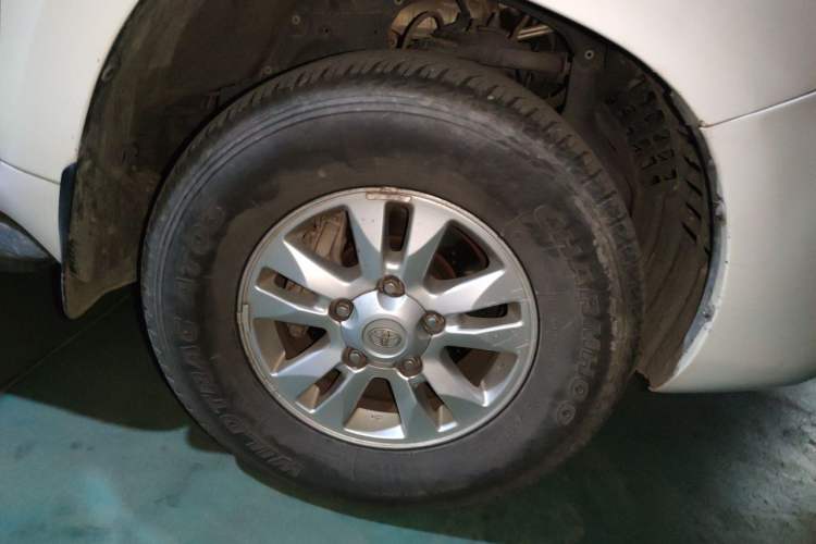 Used Toyota Land Cruiser 2012 4.0L Automatic VX Right Front Wheel Hub