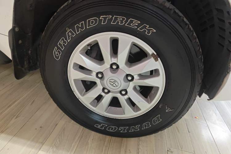 Used Toyota Land Cruiser 2012 4.0L Automatic VX Right Front Wheel Hub