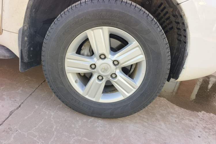 Used Toyota Land Cruiser 2012 4.6L Automatic VX-R Right Front Wheel Hub