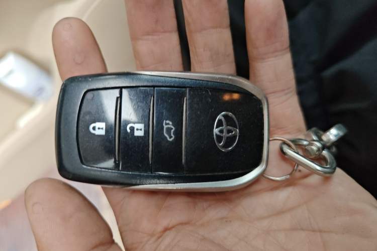 Used Toyota Land Cruiser 2012 4.6L Automatic VX-R Vehicle Key