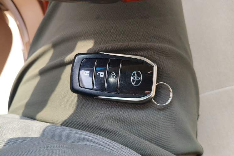 Used Toyota Land Cruiser 2012 4.6L Automatic VX-R Vehicle Key