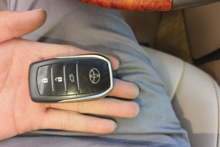 Used Toyota Land Cruiser 2012 4.6L Automatic VX-R Vehicle Key