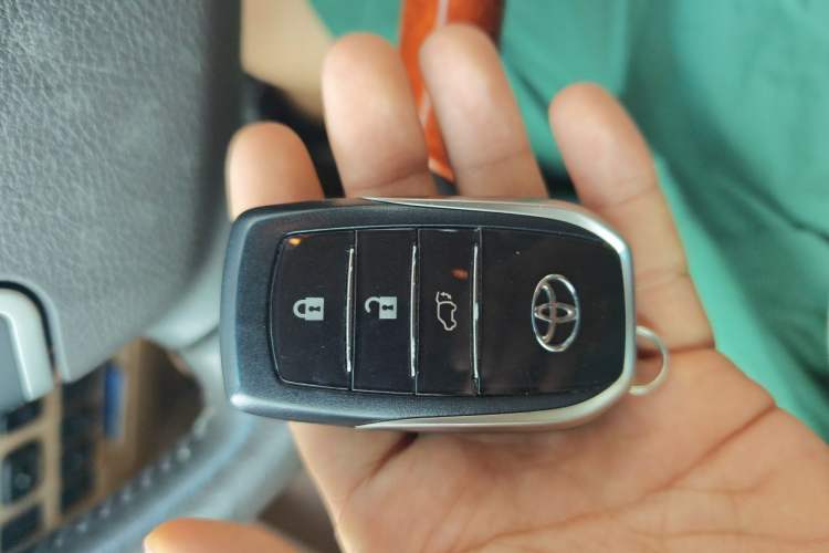 Used Toyota Land Cruiser 2012 4.6L Automatic VX-R Vehicle Key