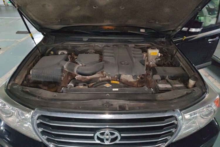 Used Toyota Land Cruiser  Engine Bay