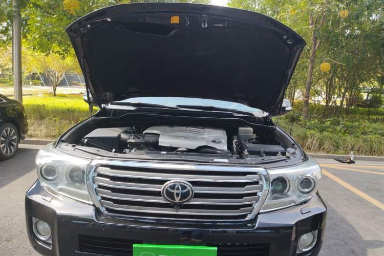 Used Toyota Land Cruiser  Engine Bay