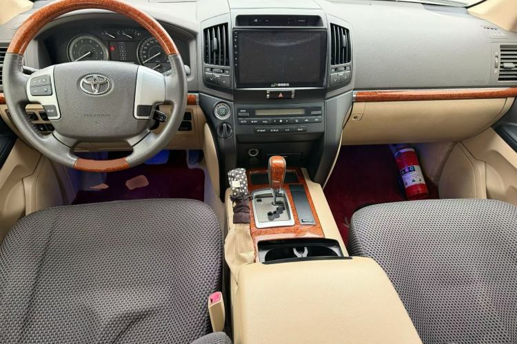 Used Toyota Land Cruiser 2013 4.0L GX-R Middle East Edition Center Console