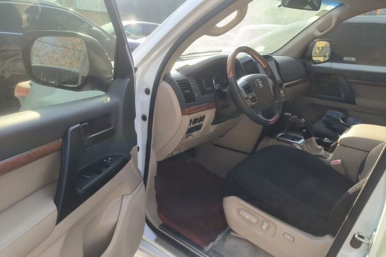 Used Toyota Land Cruiser 2013 4.0L GX-R Middle East Edition Driver Seat
