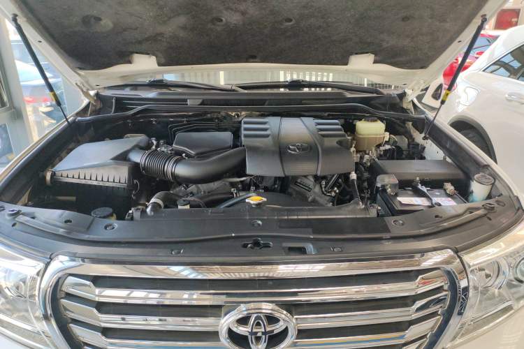 Used Toyota Land Cruiser 2013 4.0L GX-R Middle East Edition Engine Bay