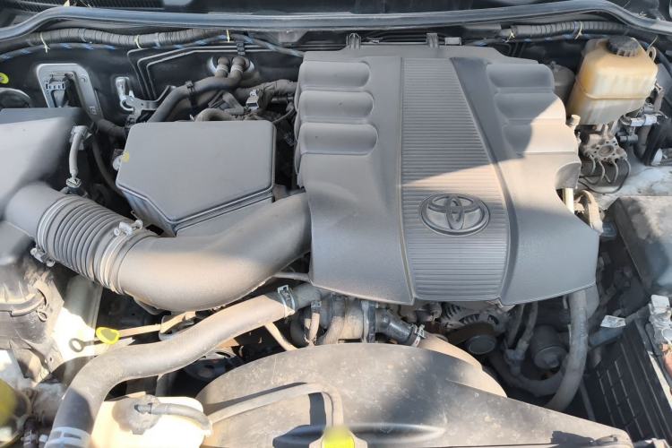 Used Toyota Land Cruiser 2013 4000 Middle East Version Engine Bay