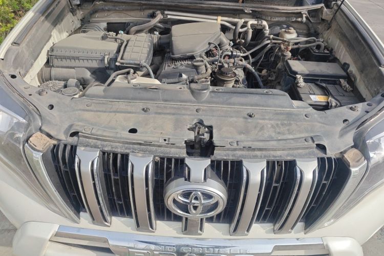 Used Toyota Land Cruiser  Engine Bay