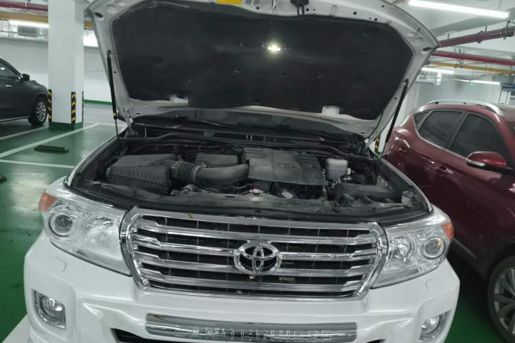 Used Toyota Land Cruiser  Engine Bay