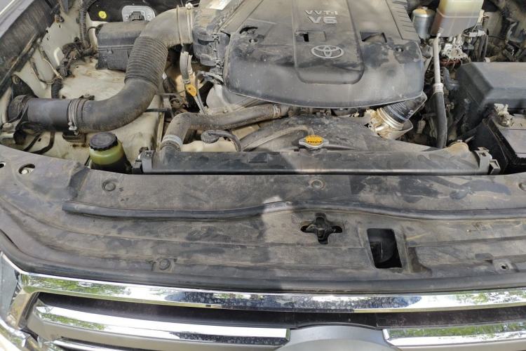 Used Toyota Land Cruiser  Engine Bay